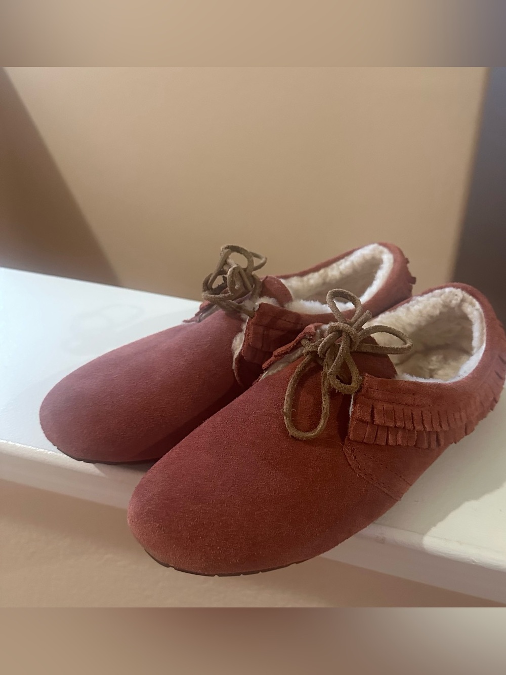 Women’s UGG Rust Orange Fringe Distressed Slippers Comfortable. Size‎ 7.